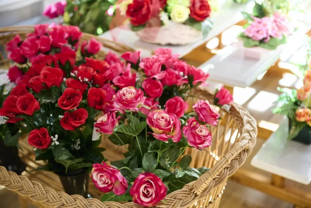 Bouquet de roses roses et rouges dans une corbeille en osier en arrière-plan d'une section texte